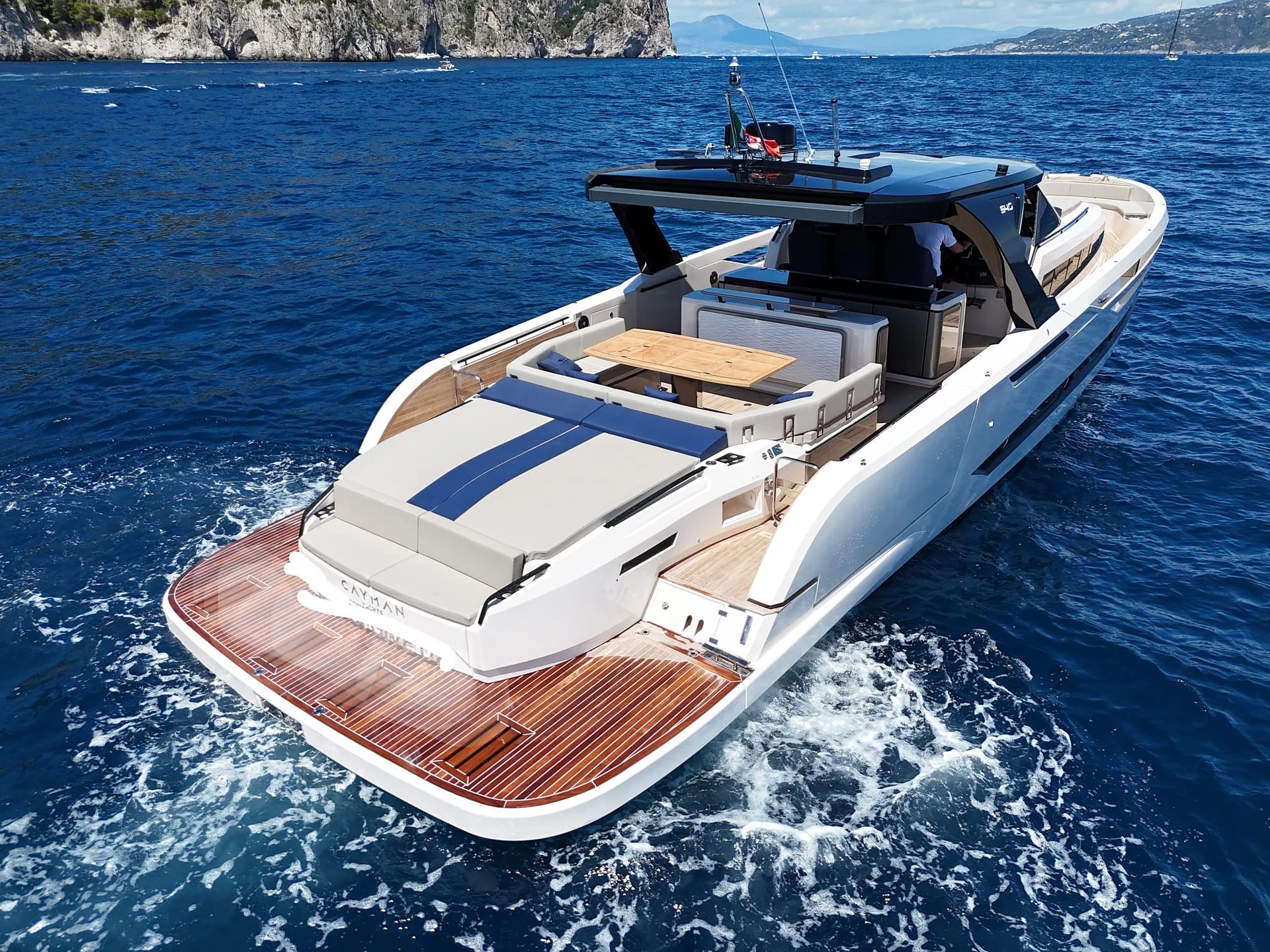 Caiman 54 wake